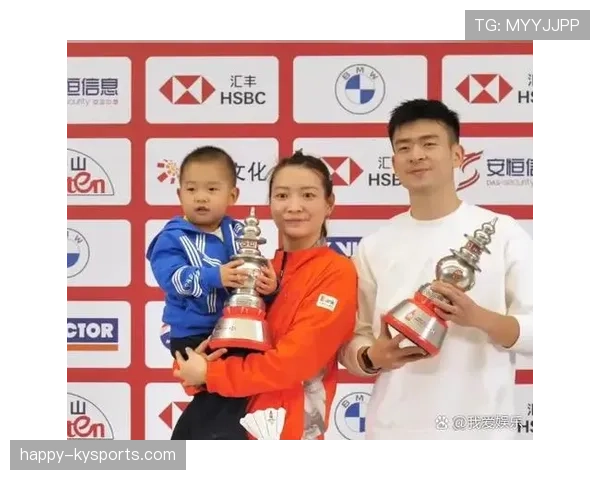 郑思维训练完直接去接娃,球拍还没放下就拎起书包 郑思维训练完直接去接娃,球拍还没放下就拎起书包